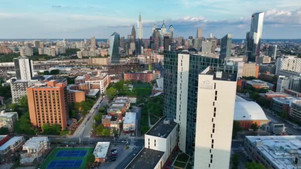 Légi Felvétel Drexel Egyetem Toronyházáról Philadelphia Pennsylvania Városképe Háttérben Gyönyörű — Stock videók