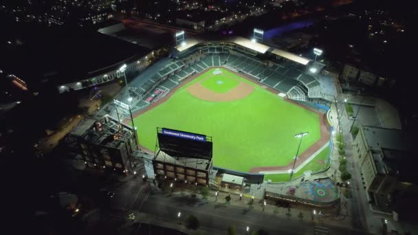 西南大学公园奇瓦瓦斯棒球体育场埃尔帕索德克萨斯 下城地区棒球场夜间空中无人机摄像背景图片 相机飞下来 扫荡向上 — 图库视频影像