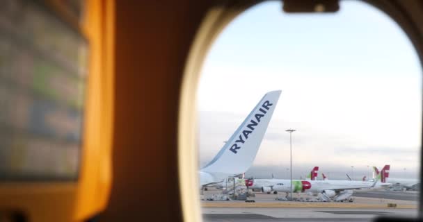 Lizbon Havalimanı Nda Havalanırken Uçak Penceresinden Görülen Ryanair Logosuna Sahip — Stok video