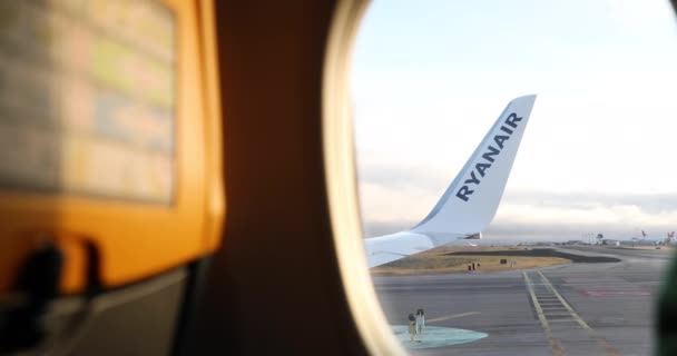 Kijkend Door Het Raam Van Een Vliegtuig Ryanair Tijdens Vlucht — Stockvideo