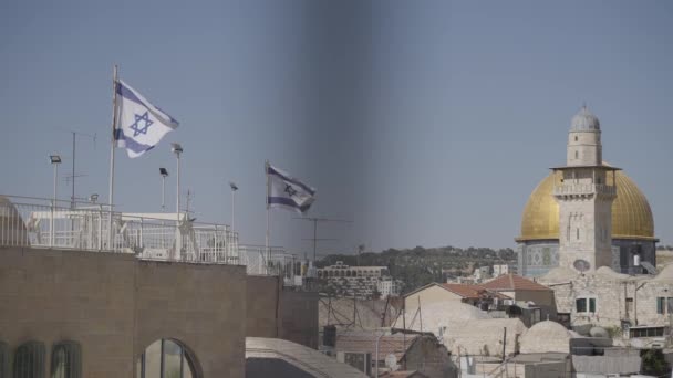 静的なスローモーションショット 岩のドーム Qubbat Sakhra エルサレムの旧市街にある神殿の丘の上にあるイスラム教の神社 風になびくイスラエル国旗 — ストック動画