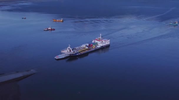 Barcaza Transporte Agua Transporte Vehículos Personas Conectan Ciudades Patagonia Austral — Vídeos de Stock
