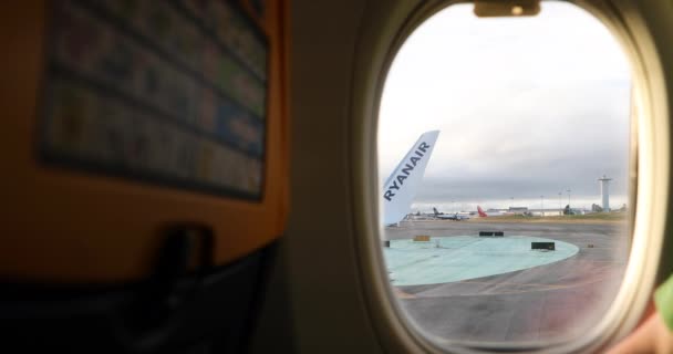 窓から見える飛行機の翼にRyanairのロゴが付いたリスボン空港から離陸する飛行機 Pov — ストック動画