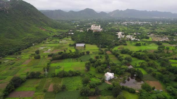 Flygfoto Över Stora Och Maharani Sajjangarh Monsoon Palats Omgiven Gröna — Stockvideo