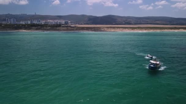 Barco Pesca Anexado Com Skiff Afastando Praia Para Pescar Parte — Vídeo de Stock