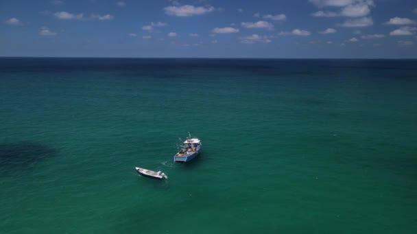 Drohne Bewegt Sich Einem Verankerten Fischerboot Vorbei Und Steuert Auf — Stockvideo