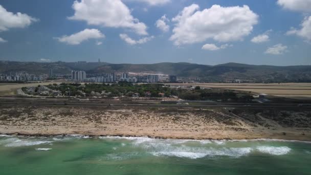 Drone Movendo Praia Haifa Para Cidade Como Cruzamento Rodoviário Ocupado — Vídeo de Stock