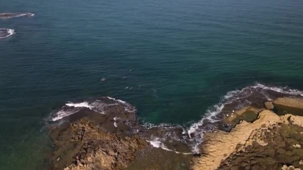 Drone Circundando Bela Baía Praia Hof Dor Israel Com Turistas — Vídeo de Stock