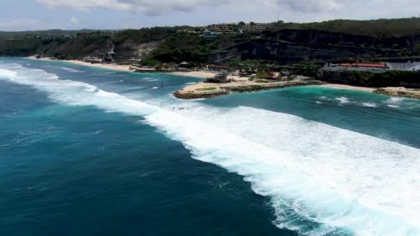 Trópusi Tengerpart Épületekkel Habos Tengerhullámokkal Bali Sziget Közelében Légi Kilátás — Stock videók
