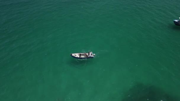 Fischer Die Der Bucht Von Haifa Netze Auswerfen Fische Fangen — Stockvideo