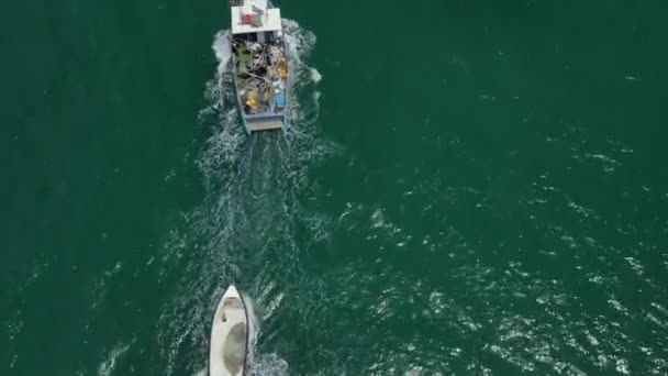 Drohne Verfolgt Ein Fischerboot Das Das Skiff Die Bucht Von — Stockvideo