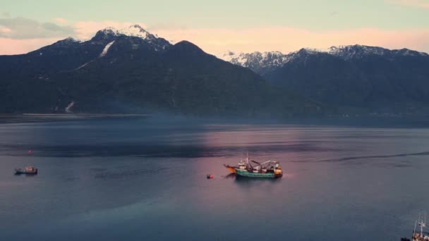 Chilenska Patagonien Snöiga Berg Pryder Sjön Och Båtar Fiske Fjordar — Stockvideo
