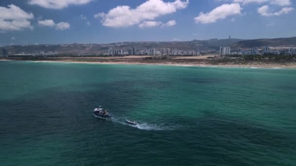 Drone Omcirkelen Vissersboten Werpen Netten Als Het Onthult Hof Hacarmel — Stockvideo