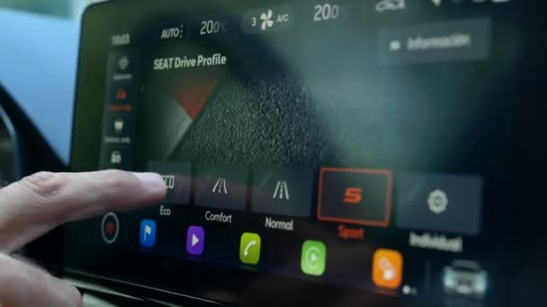 Dedo Mano Enciende Modo Eco Drive Pantalla Del Coche Mientras — Vídeos de Stock