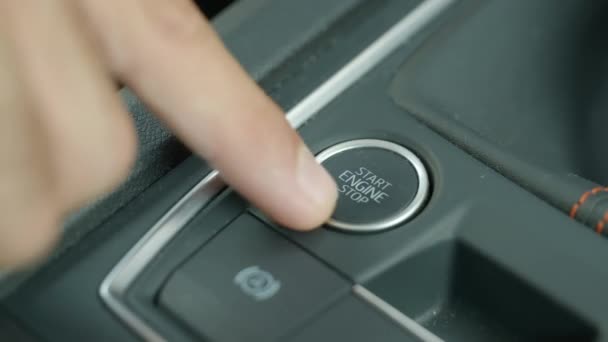 Driver Index Finger Pressionando Botão Início Carro Perto — Vídeo de Stock