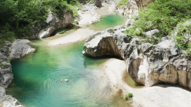 Τουριστική Κολύμβηση Μόνη Έναν Παράδεισο Nizao Ποταμού Που Περιβάλλεται Από — Αρχείο Βίντεο