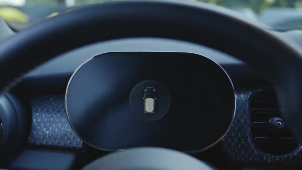 开着车时使用的微型跑车仪表盘 放大点 — 图库视频影像