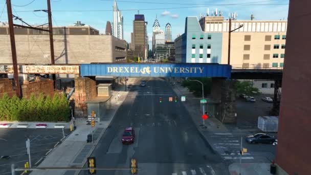 Luchtfoto Pullback Onthullen Van Drexel University Logo Schilderij Trein Tracks — Stockvideo