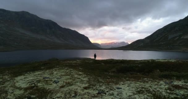 Uomo Norvegese Guarda Maestoso Bagliore Del Tramonto Nella Valle Oscura — Video Stock