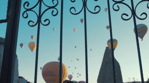 Hot Air Ballonger Cappadocia Sky Skott Trycka Igenom Räcken — Stockvideo