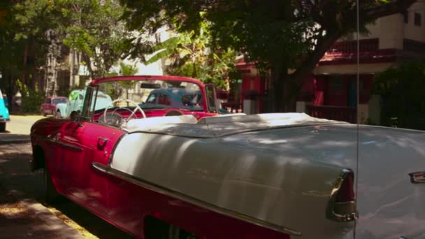ハバナキューバ9月2019道路の側面に駐車明るい赤い車 — ストック動画