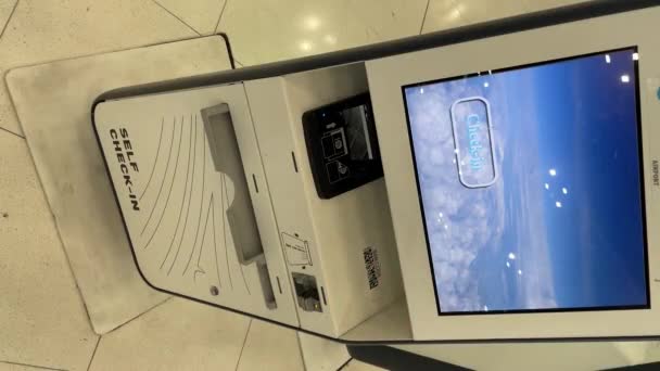 垂直ビデオ 空港自動チェック機 スワンナプーム空港 バンコク — ストック動画