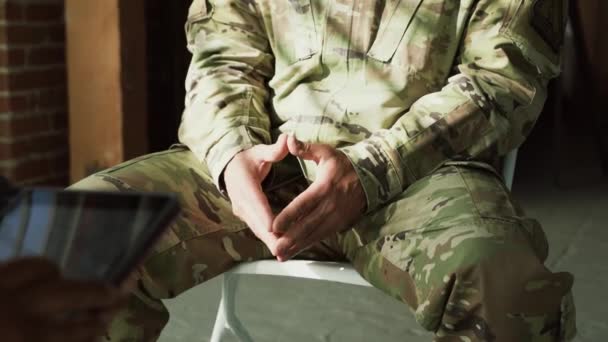 一名心理学家对一名军人的心理和心理支持 心理健康检查概念 — 图库视频影像
