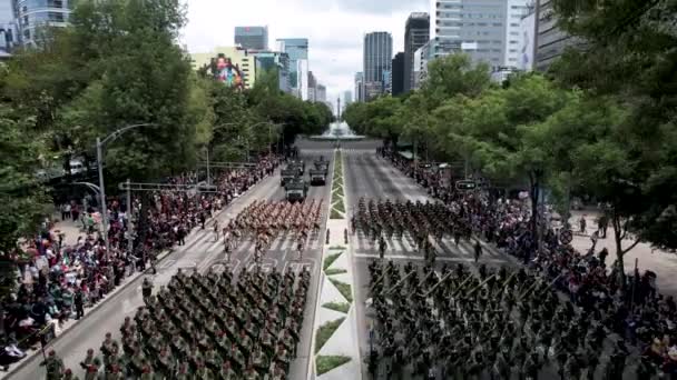 Drohnenschuss Der Die Soldaten Des Aufklärungsbataillons Der Mexikanischen Armee Verfolgt — Stockvideo