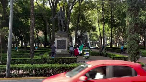 Tiro Del Embajador Uruguay México Colocando Las Banderas Cada País — Vídeo de stock