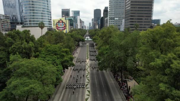 在Mexico市的La Reforma大街上举行阅兵式期间对国民警卫队的多名士兵进行无人驾驶飞机射击 — 图库视频影像