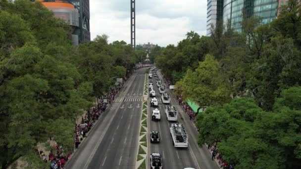 Mexico市La Reforma大街阅兵式期间对国民警卫队各部门的无人驾驶飞机射击 — 图库视频影像