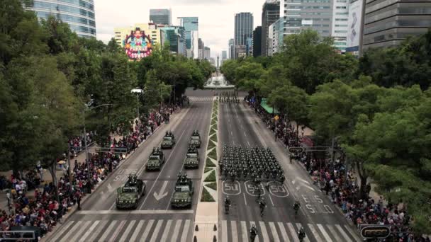墨西哥军队侦察排接近墨西哥城市阅兵式时的无人驾驶飞机射击 — 图库视频影像