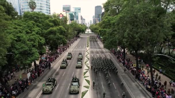 Drónlövés Mexikói Hadsereg Zászlóalját Követően Mexikóvárosban Katonai Parádé Alatt — Stock videók