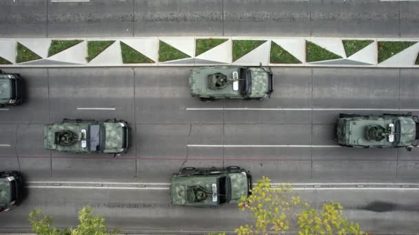 Drohnenschuss Von Militärpanzern Bei Militärparade — Stockvideo