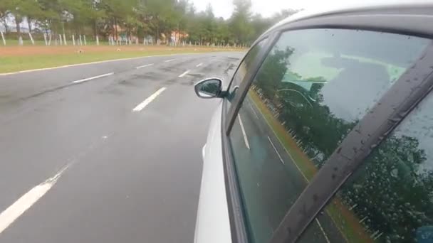 一辆白色轿车在潮湿的私人课程上驾驶的抽吸杯射击 — 图库视频影像
