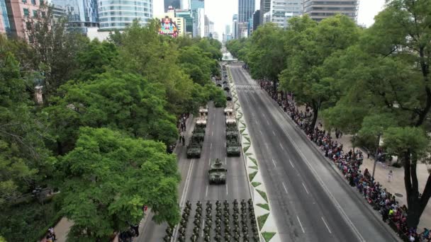 Drohnenschuss Auf Soldaten Und Panzer Bei Parade Mexiko Stadt — Stockvideo