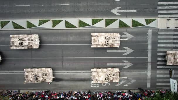 メキシコ市での毎年恒例の軍事パレード中に様々な戦車の空中ドローンショット — ストック動画