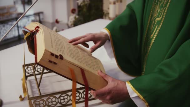 Priester Groene Badjas Leest Bijbel Hardop Voor Een Katholieke Kerk — Stockvideo