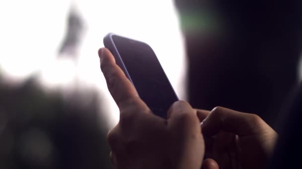 Close Dari Tangan Model Laki Laki Mengetik Pesan Pada Smartphone — Stok Video