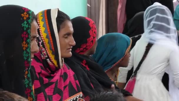 Row Women Waiting Seen Flood Relief Camp Sindh Повільний Рух — стокове відео