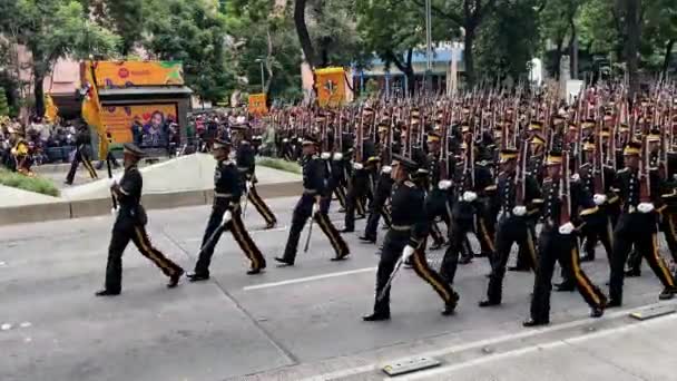 独立日阅兵式期间墨西哥军队探险排的慢镜头 — 图库视频影像