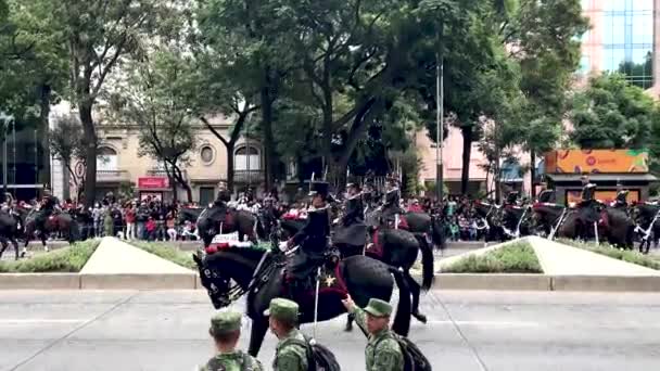 Slow Motion Skott Den Mexikanska Armén Pluton Hästryggen Militärparaden — Stockvideo
