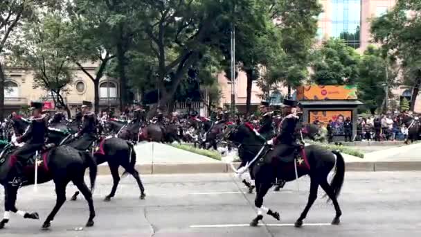 Strzał Zwolnionym Tempie Meksykańskiego Korpusu Kawalerii Podczas Parady Dniu Niepodległości — Wideo stockowe