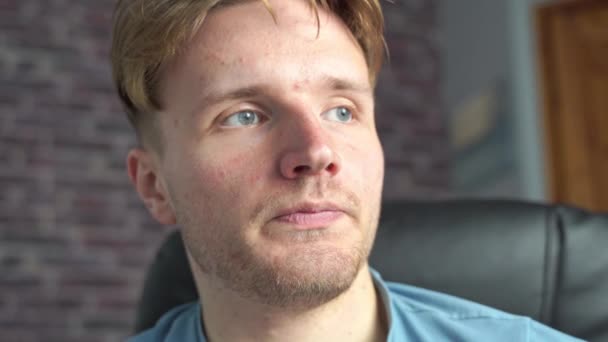 Seorang Pemuda Dengan Mata Biru Dalam Pikiran Yang Mendalam Dia — Stok Video