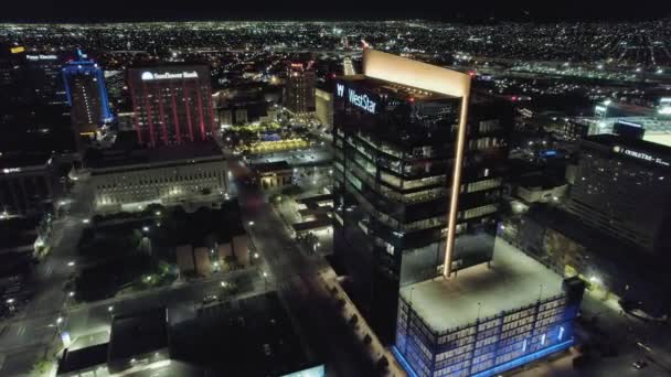 ウエストスター銀行ビルとの夜の間にエルパソのダウンタウンの空中ドローンビュー背景に街のライト — ストック動画