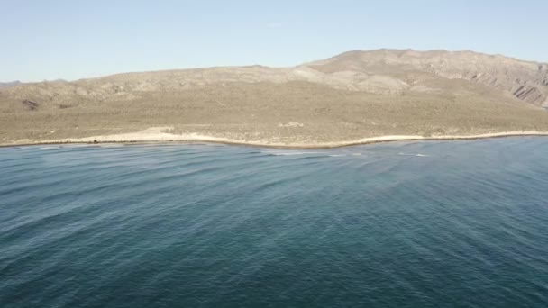 在墨西哥南部下加利福尼亚海岸线上空建立空中基地 — 图库视频影像