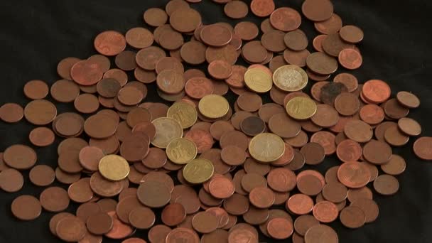Varias Monedas Repartidas Sobre Tela Negra Monedas Euro Muchas Otras — Vídeos de Stock