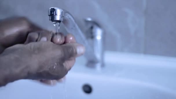 Mann Wäscht Sich Badezimmerbereich Die Hände Mit Seife Und Wasser — Stockvideo