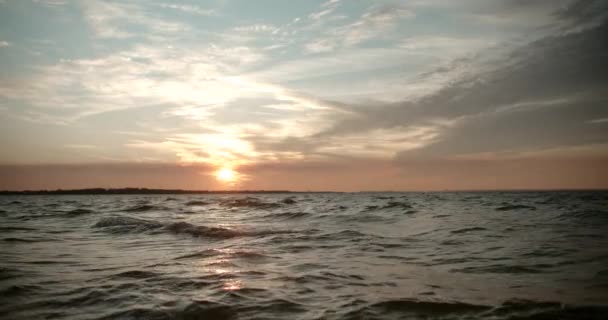 Ondas Ondulando Bahía Durante Atardecer — Vídeo de stock