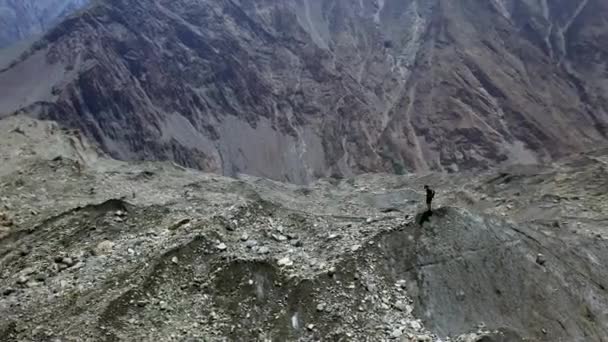 Strzał Drona Człowieka Stojącego Szczycie Góry Passu Cones Pakistan Obracający — Wideo stockowe
